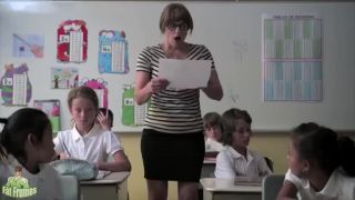 Žiak vs. učiteľkine prsia
