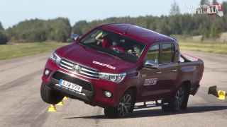 Toyota Hillux opäť pohorela v losom teste