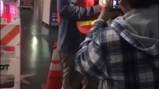 Muž prezlečený za robotníka, ničí hviezdu slávy Donalda T