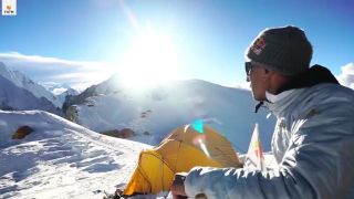 Odvážny ruský basejumper Valerij Rozov skočil z výšky 7700