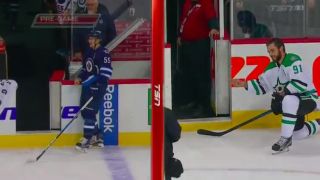 Keď sa počas rozcvičky NHL nudia hokejisti.