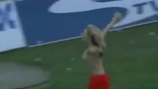 Futbalistka sa raduje z gólu