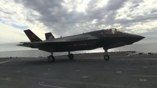 Americká stíhačka F-35 testuje vertikálne pristávanie.