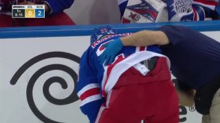 Keď hokejista netrafí na striedačku.(NHL)