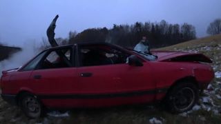 Dedko priviedol auto opäť k životu