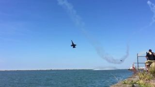 Nízky prelet stíhačiek Blue Angels nad vodou