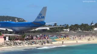 Zábava na pláži Maho Beach na ostrove Svätý Martin