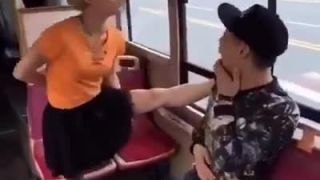 Keď neviete čo od nudy v autobuse