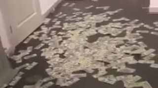 Pán bez trička ukazuje svoje peniaze