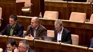 Kotleba proti zvyšovaniu platov...