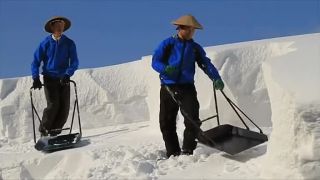 V Japonsku už nasnežilo (odpratávanie snehu zo strechy)