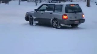 Keď si myslíš, že ubrzdíš auto nohou