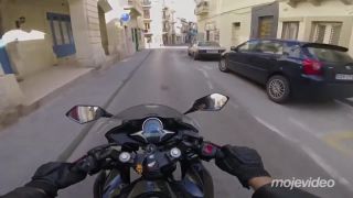 Motorkár mu na ulici chytil vtáka (Malta)