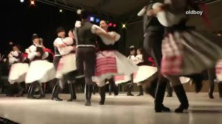 Maďarský folklórny súbor tancuje na modernú hudbu.