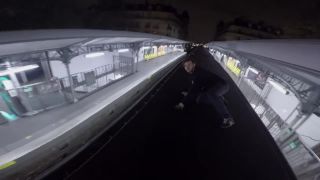 Surferi naskočili na parížsky vlak!