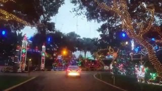 Jedna z najkrajších vianočne vyzdobených ulíc (Florida)