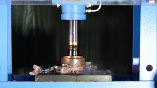 Dočervena rozpálený hydraulický lis