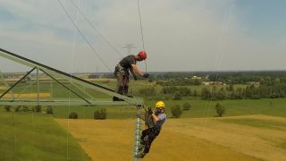 Riskantná práca vo výške (montáž 400 kV stožiaru)