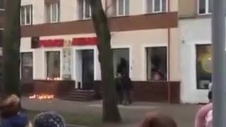 Demolácia kebabu po dobodaní mladíka moslimami (Poľsko)