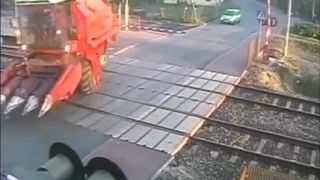 Kombajn uväznený na železničnom priecestí (Poľsko)