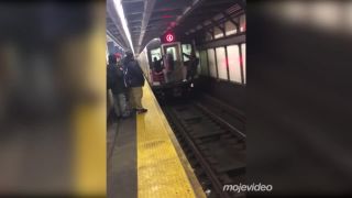 Takto sa cestuje, keď je metro plné! (New York)