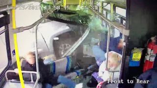 82-ročný dedo vrazil v rýchlosti do autobusu (USA)