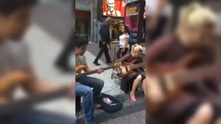 Talentovaná basgitaristka America Paz