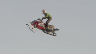 Dvojité salto na snežnom skútri