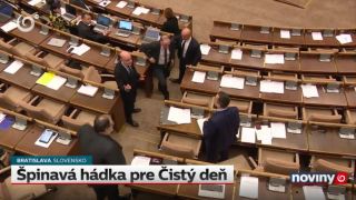 Smerák fyzicky napadol opozičného poslanca v rokovacej sále!