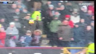 Fanúšik reflexívne zachránil malého chlapca pred K.O.