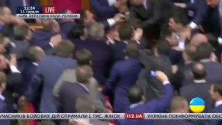 Ukrajina - poslanci se poprali v průběhu Jaceňukova vystoupen