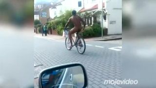 Prevesil reťaz cez rameno a sadol na bicykel!