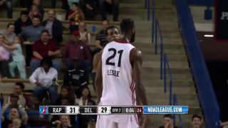 175cm basketbalista prebehol medzi nohami 218cm protihráča