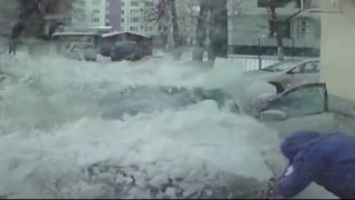 Na zaparkovanú Škodu spadla kopa snehu