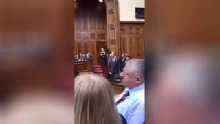 Chladné privítanie delegácie z Eurozväzu v parlamente Srbska