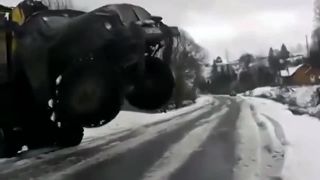 Hladúúúčko vyšiel s naloženým Uralom hore jarkom