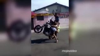 Štyria motorkári robia wheelie na jednej motorke (Brazília)