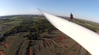 Base jump z veternej turbíny