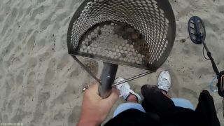 Na pláži našiel kopu ceností pomocou detektora kovu