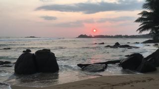 Západ slnka na Happy Beach (výhľad na Unawatuna)
