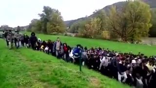 Divízia "migrantov" pochoduje z Európy domov