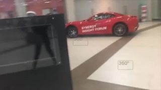 Zadriftoval si na Ferrari v nákupnom centre (Moskva)