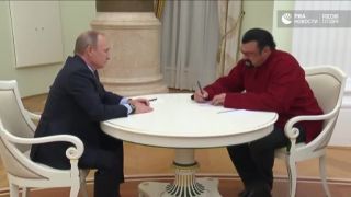 Steven Seagal pri odovzdávaný Ruského občianstva