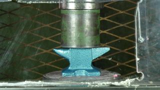 Hydraulický lis vs. kováčska kovadlina