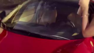 Šialená žena rozmlátila Ferrari 458 kladivom!