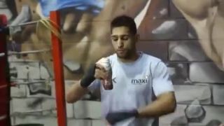 Perfektný boxérsky trik s fľašou od mlieka
