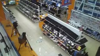 Zdevastoval obchod s elektronikou