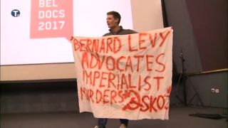 Bernard Henri Lévi dostal tortu (do tváre)