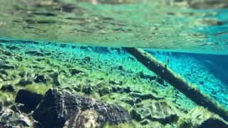 IPhone 7 pod vodou (Grassi Lakes, Canmore, Alberta, Kanada)