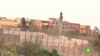 Stovky afrických migrantov sa pokúsilo prekonať vysoký plot